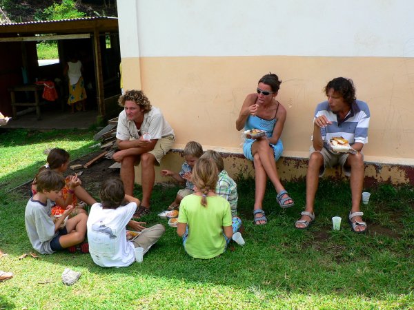 32- On deguste le repas de mariage 